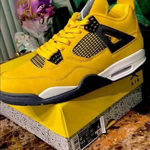 Air Jordan 4 lightening